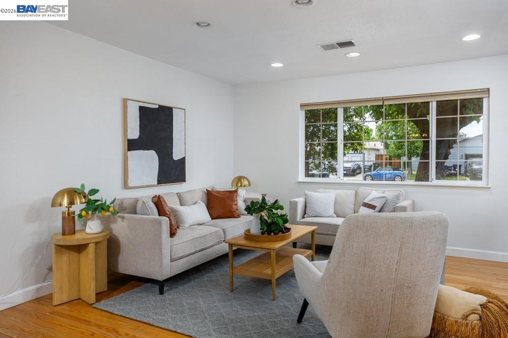 Detail Gallery Image 5 of 20 For 924 Lambaren Ave, Livermore,  CA 94551 - 4 Beds | 2 Baths