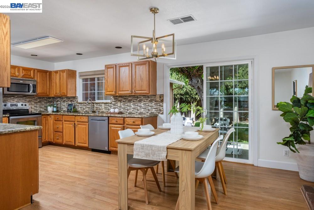 Detail Gallery Image 8 of 20 For 924 Lambaren Ave, Livermore,  CA 94551 - 4 Beds | 2 Baths