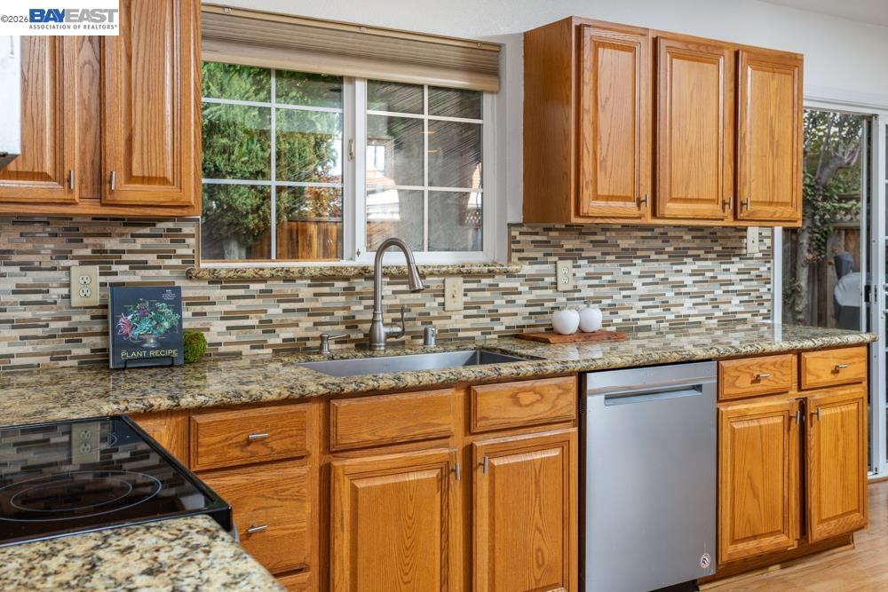 Detail Gallery Image 9 of 20 For 924 Lambaren Ave, Livermore,  CA 94551 - 4 Beds | 2 Baths