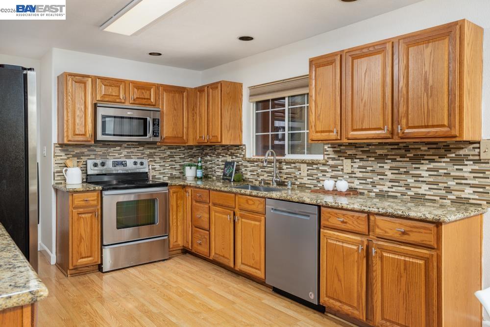 Detail Gallery Image 10 of 20 For 924 Lambaren Ave, Livermore,  CA 94551 - 4 Beds | 2 Baths