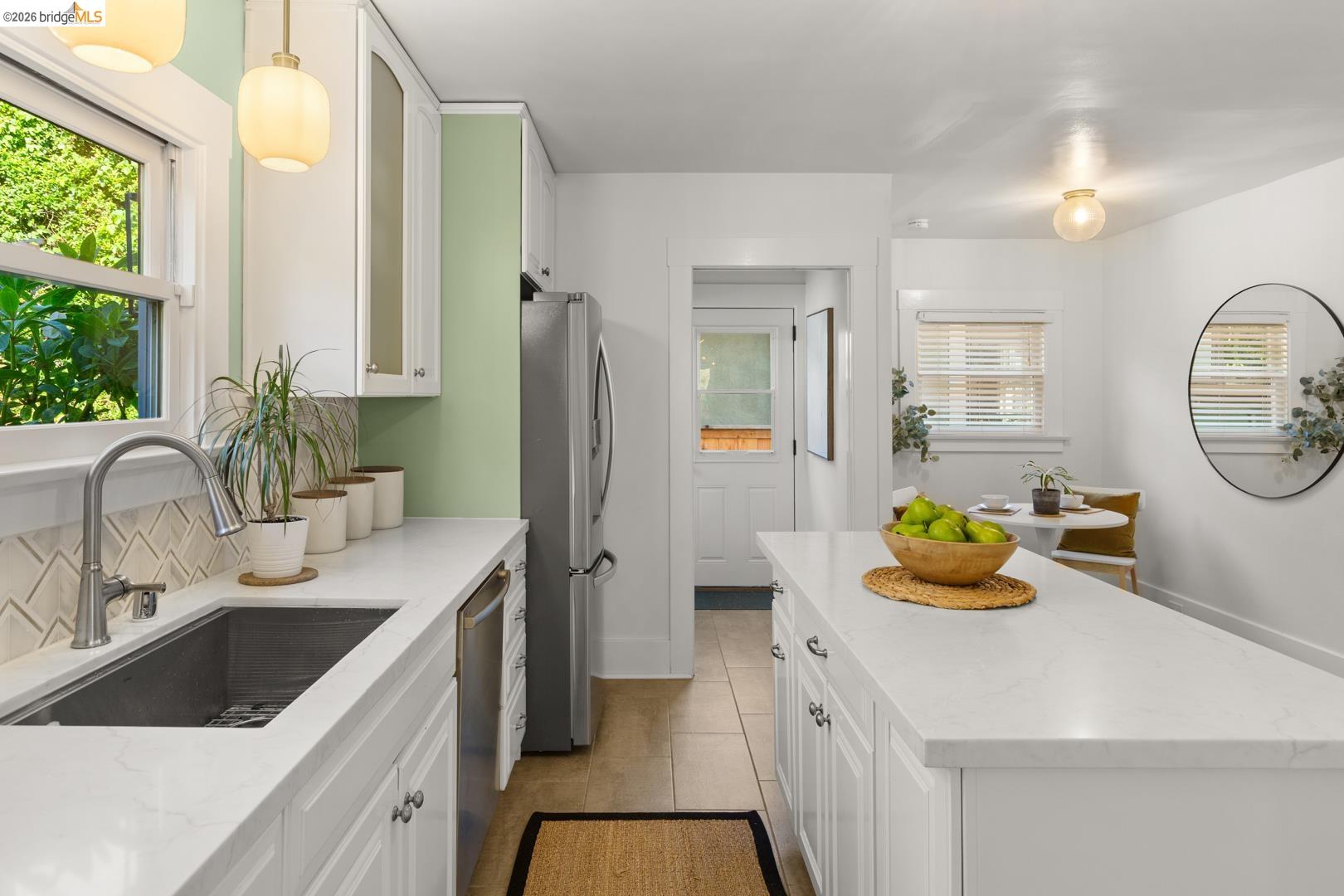 Detail Gallery Image 13 of 38 For 2031 Los Angeles Ave, Berkeley,  CA 94707 - 3 Beds | 1/1 Baths