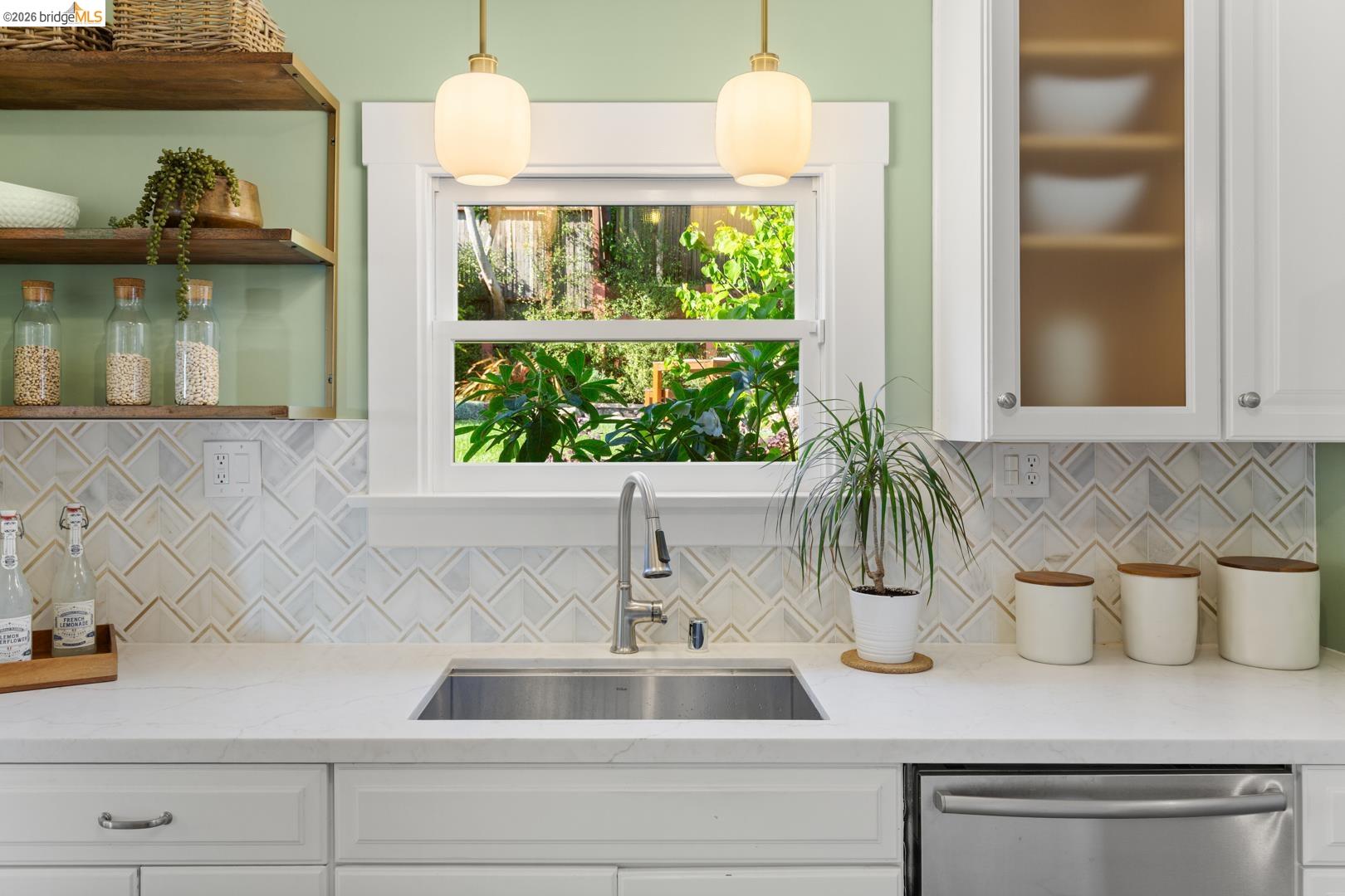 Detail Gallery Image 16 of 38 For 2031 Los Angeles Ave, Berkeley,  CA 94707 - 3 Beds | 1/1 Baths