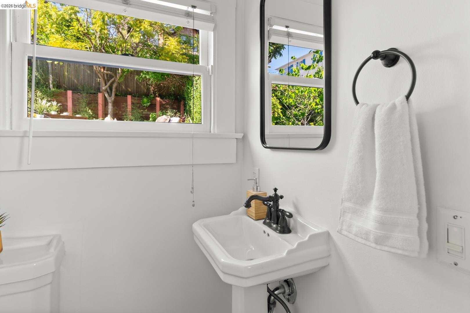 Detail Gallery Image 19 of 38 For 2031 Los Angeles Ave, Berkeley,  CA 94707 - 3 Beds | 1/1 Baths