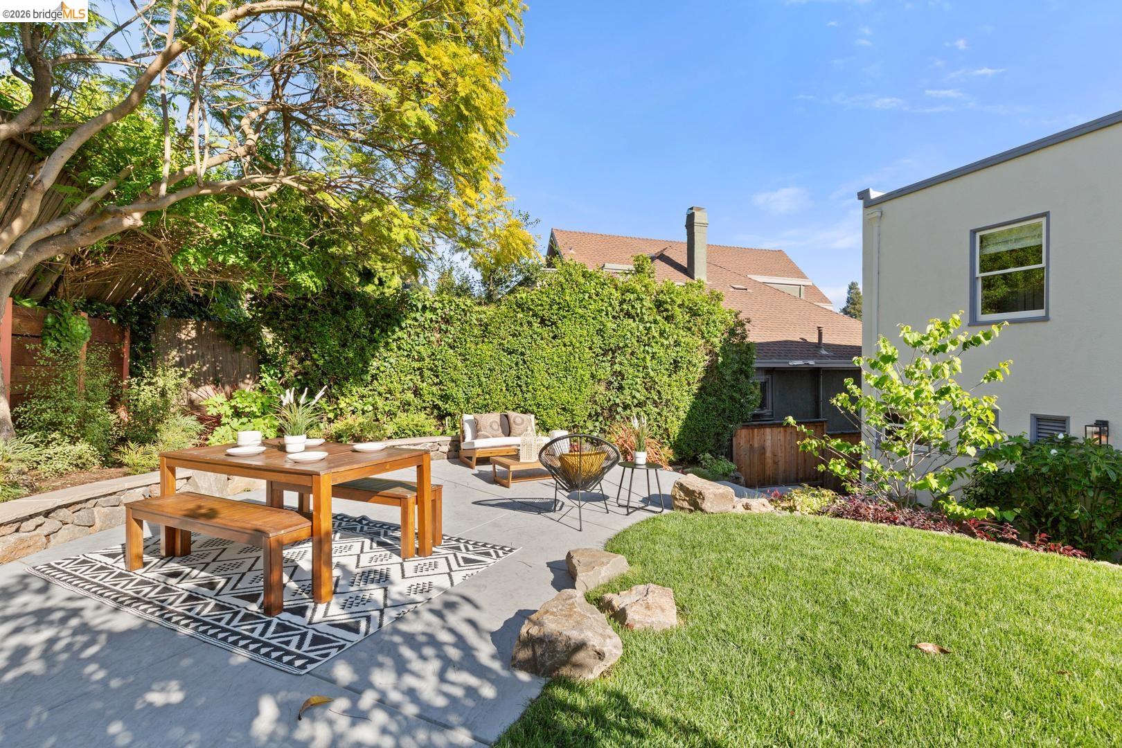 Detail Gallery Image 31 of 38 For 2031 Los Angeles Ave, Berkeley,  CA 94707 - 3 Beds | 1/1 Baths