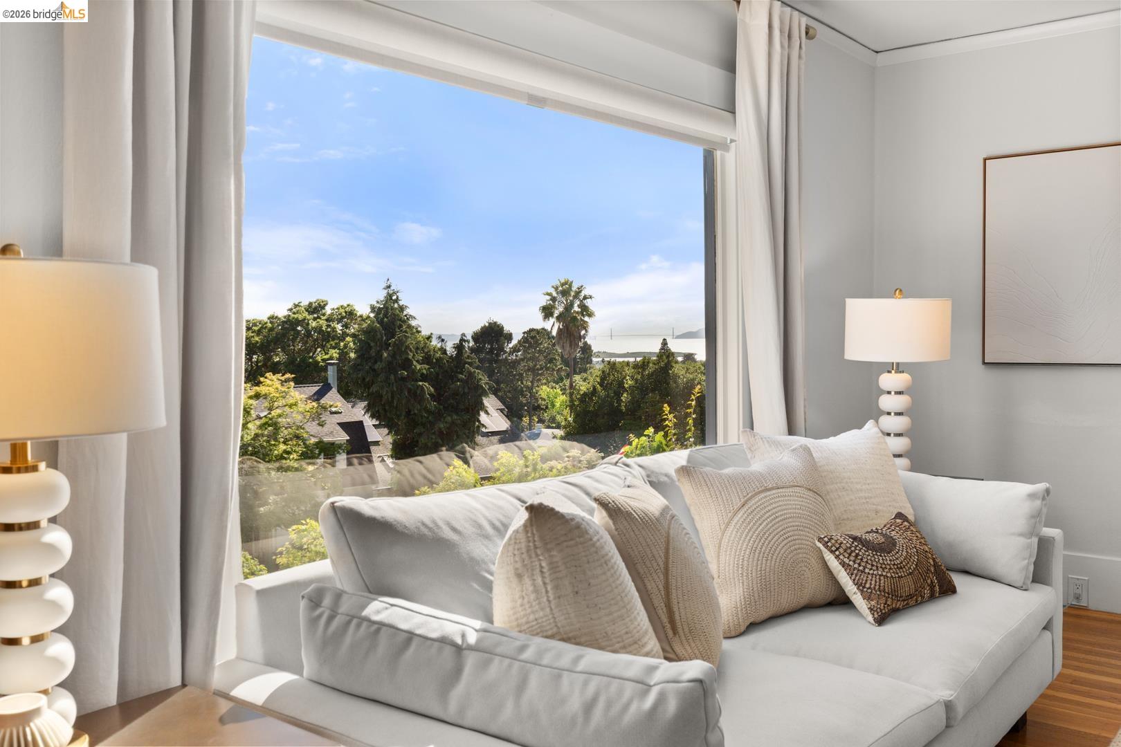 Detail Gallery Image 8 of 38 For 2031 Los Angeles Ave, Berkeley,  CA 94707 - 3 Beds | 1/1 Baths