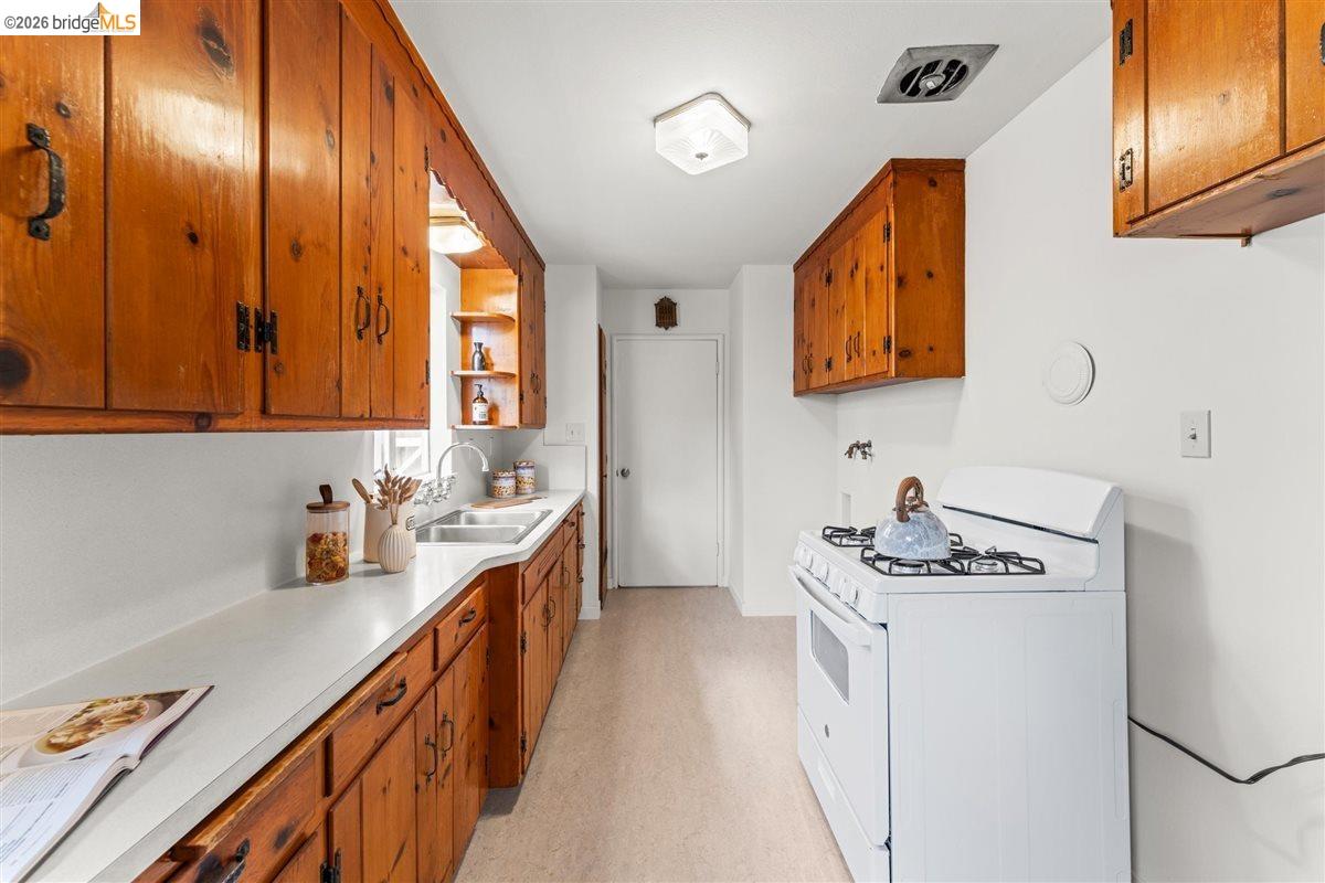 Detail Gallery Image 11 of 27 For 5832 San Jose Ave, Richmond,  CA 94804 - 3 Beds | 1 Baths