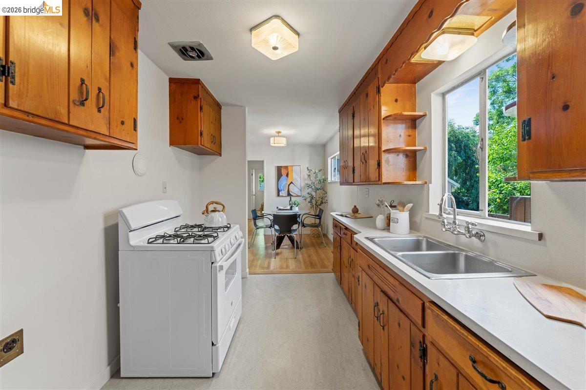 Detail Gallery Image 13 of 27 For 5832 San Jose Ave, Richmond,  CA 94804 - 3 Beds | 1 Baths