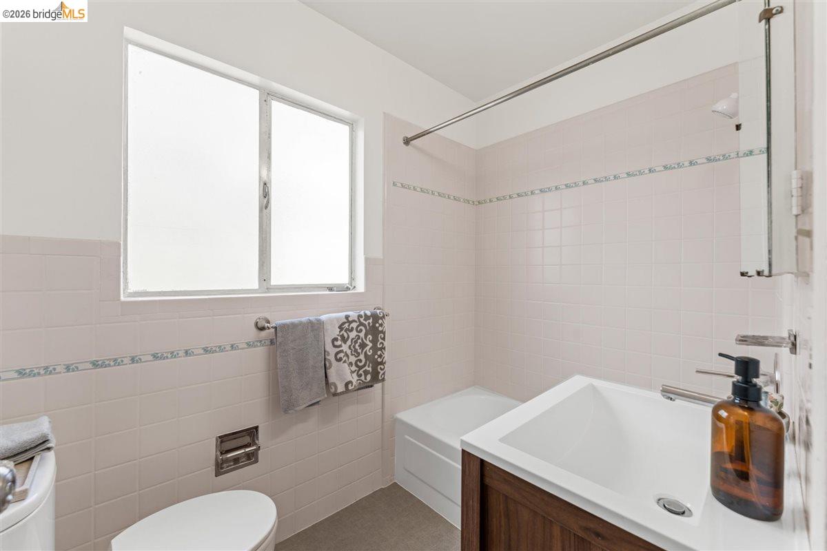 Detail Gallery Image 17 of 27 For 5832 San Jose Ave, Richmond,  CA 94804 - 3 Beds | 1 Baths