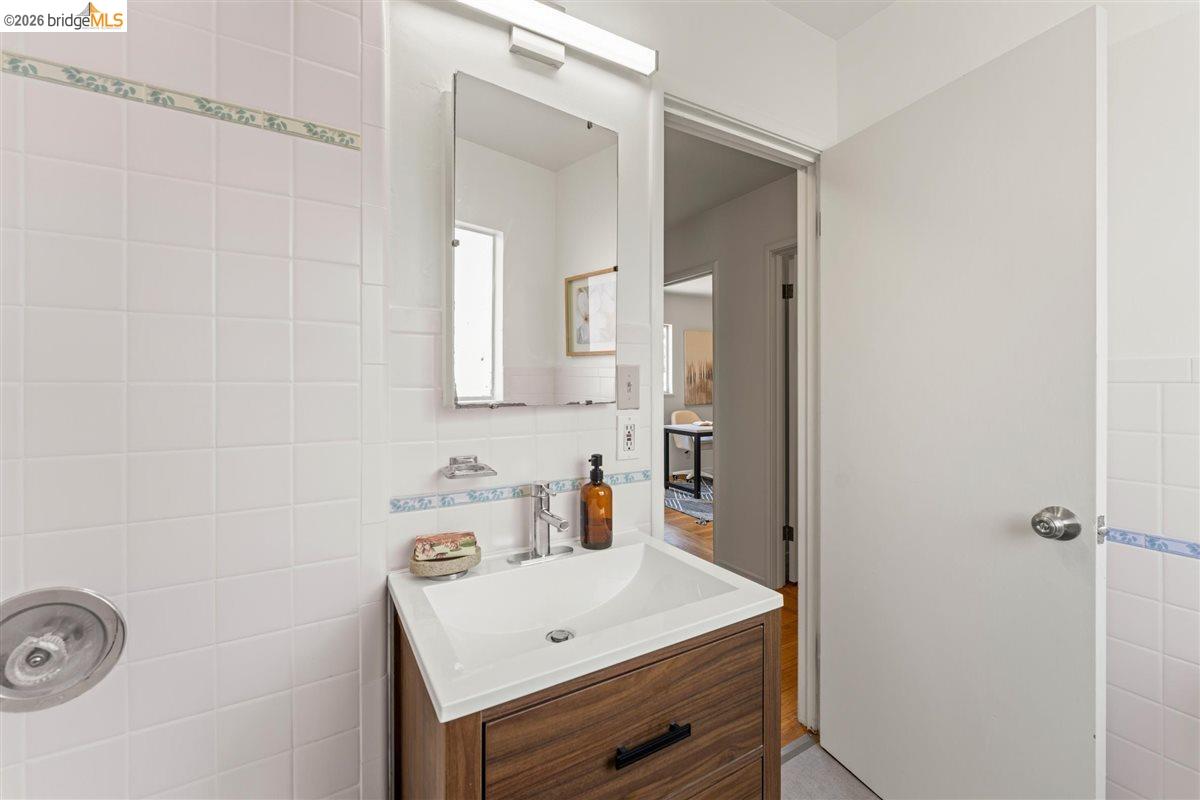 Detail Gallery Image 18 of 27 For 5832 San Jose Ave, Richmond,  CA 94804 - 3 Beds | 1 Baths