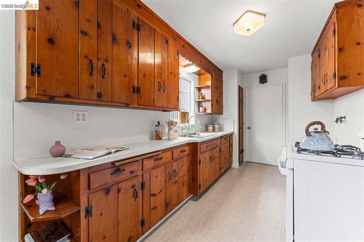 Detail Gallery Image 10 of 27 For 5832 San Jose Ave, Richmond,  CA 94804 - 3 Beds | 1 Baths