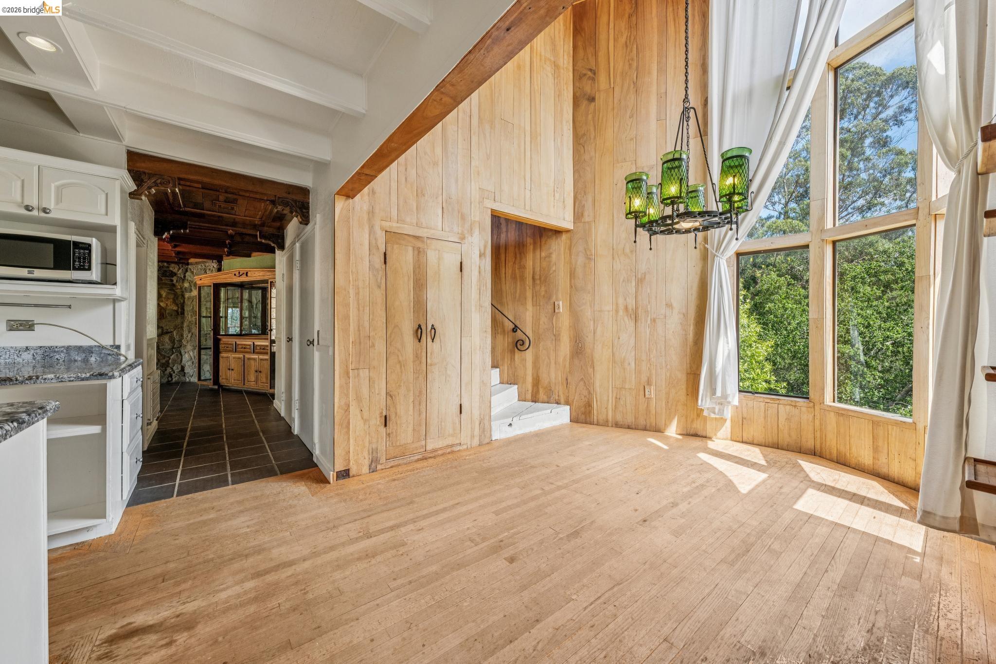 Detail Gallery Image 13 of 99 For 6383 Valley View Rd, Oakland,  CA 94611 - 4 Beds | 2/1 Baths