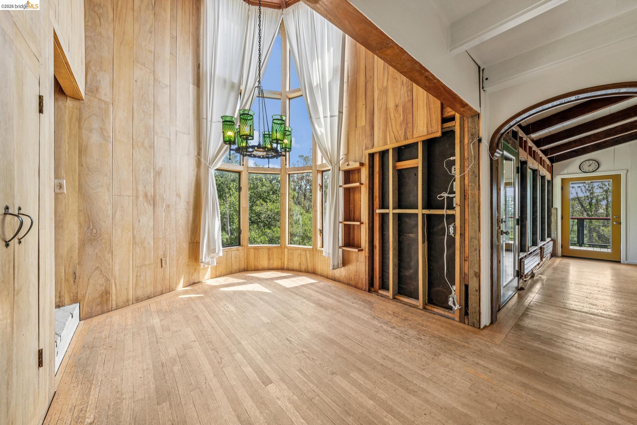 Detail Gallery Image 14 of 99 For 6383 Valley View Rd, Oakland,  CA 94611 - 4 Beds | 2/1 Baths