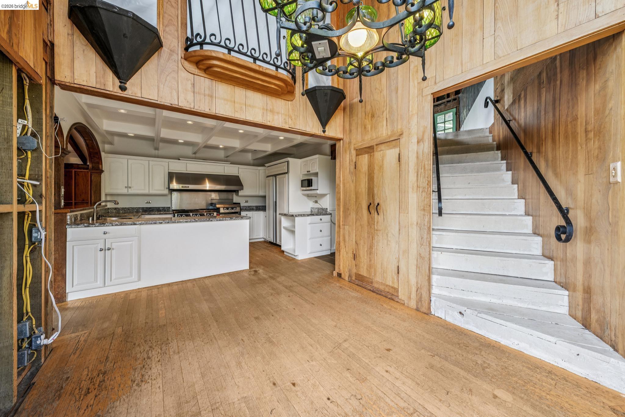 Detail Gallery Image 16 of 99 For 6383 Valley View Rd, Oakland,  CA 94611 - 4 Beds | 2/1 Baths