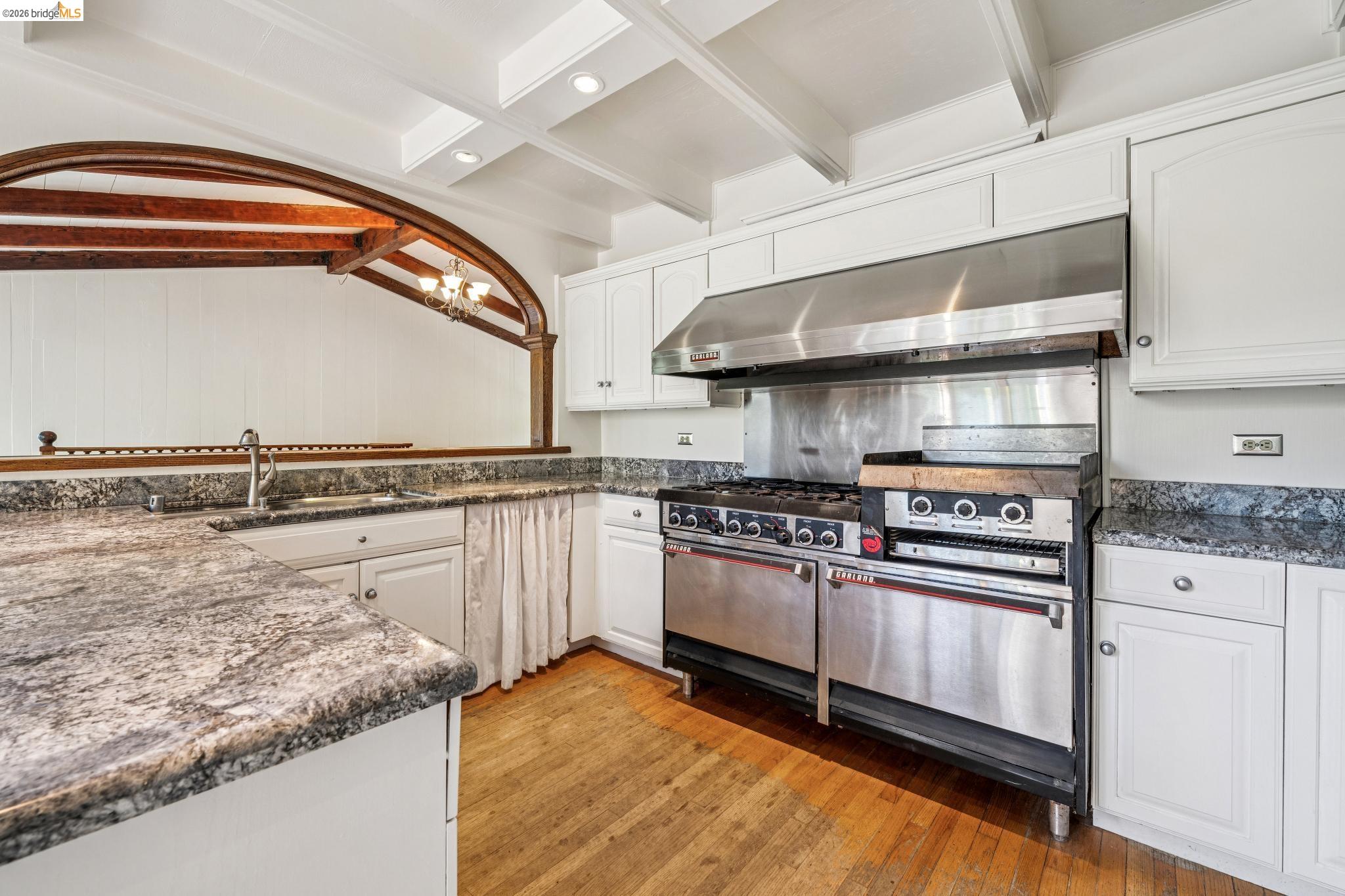 Detail Gallery Image 18 of 99 For 6383 Valley View Rd, Oakland,  CA 94611 - 4 Beds | 2/1 Baths