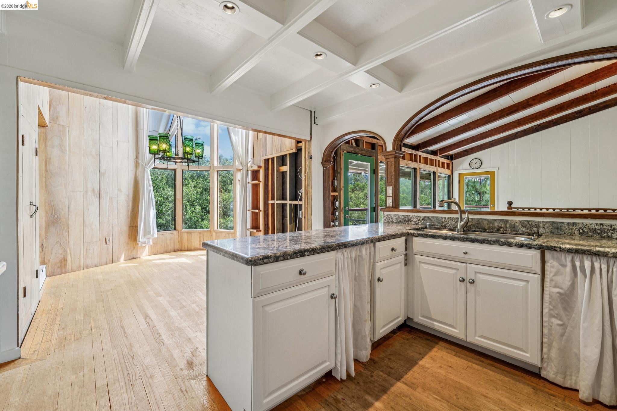 Detail Gallery Image 19 of 99 For 6383 Valley View Rd, Oakland,  CA 94611 - 4 Beds | 2/1 Baths