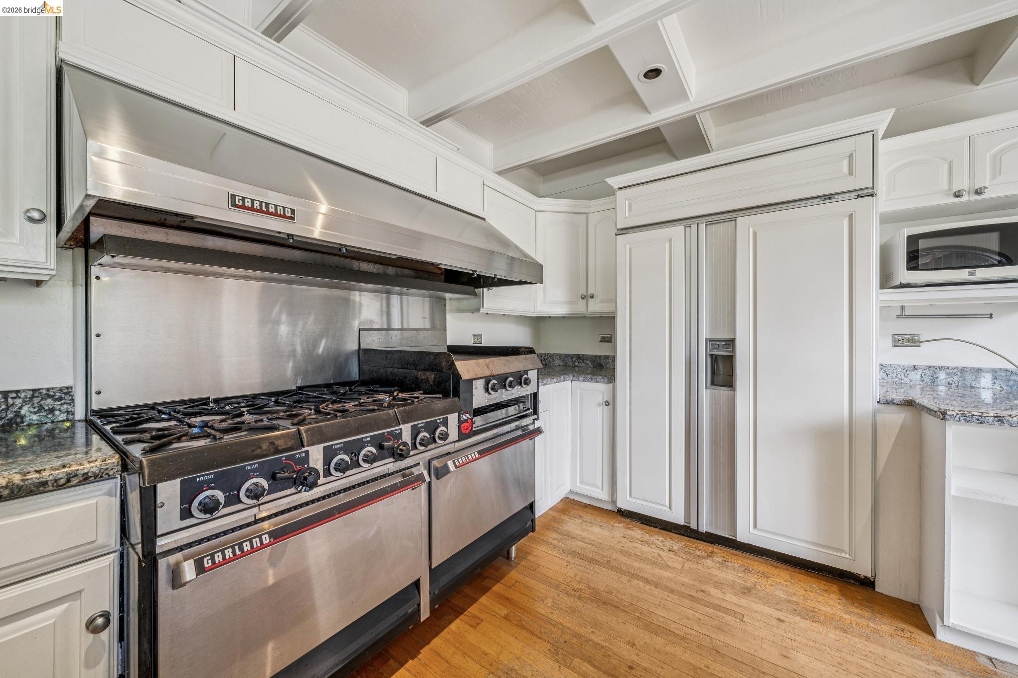 Detail Gallery Image 20 of 99 For 6383 Valley View Rd, Oakland,  CA 94611 - 4 Beds | 2/1 Baths