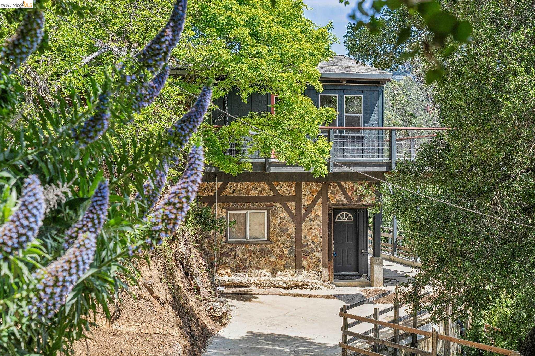 Detail Gallery Image 4 of 99 For 6383 Valley View Rd, Oakland,  CA 94611 - 4 Beds | 2/1 Baths