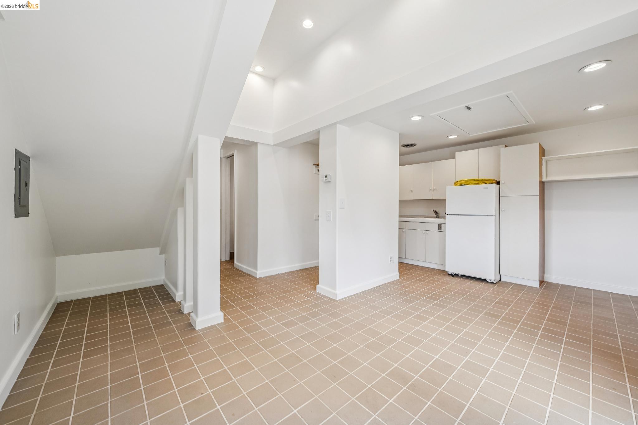 Detail Gallery Image 44 of 99 For 6383 Valley View Rd, Oakland,  CA 94611 - 4 Beds | 2/1 Baths