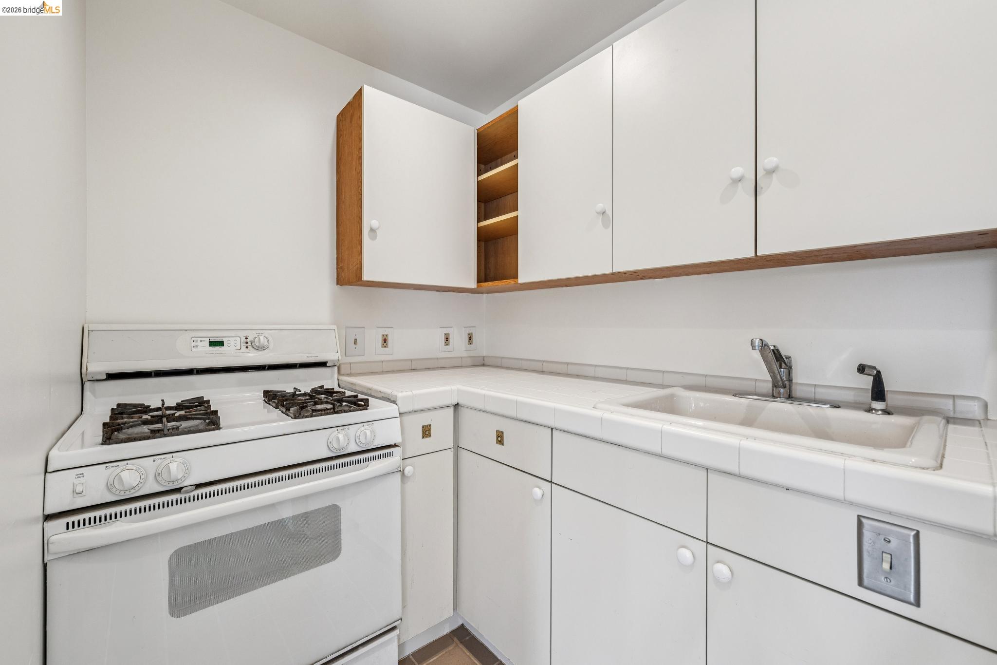 Detail Gallery Image 45 of 99 For 6383 Valley View Rd, Oakland,  CA 94611 - 4 Beds | 2/1 Baths