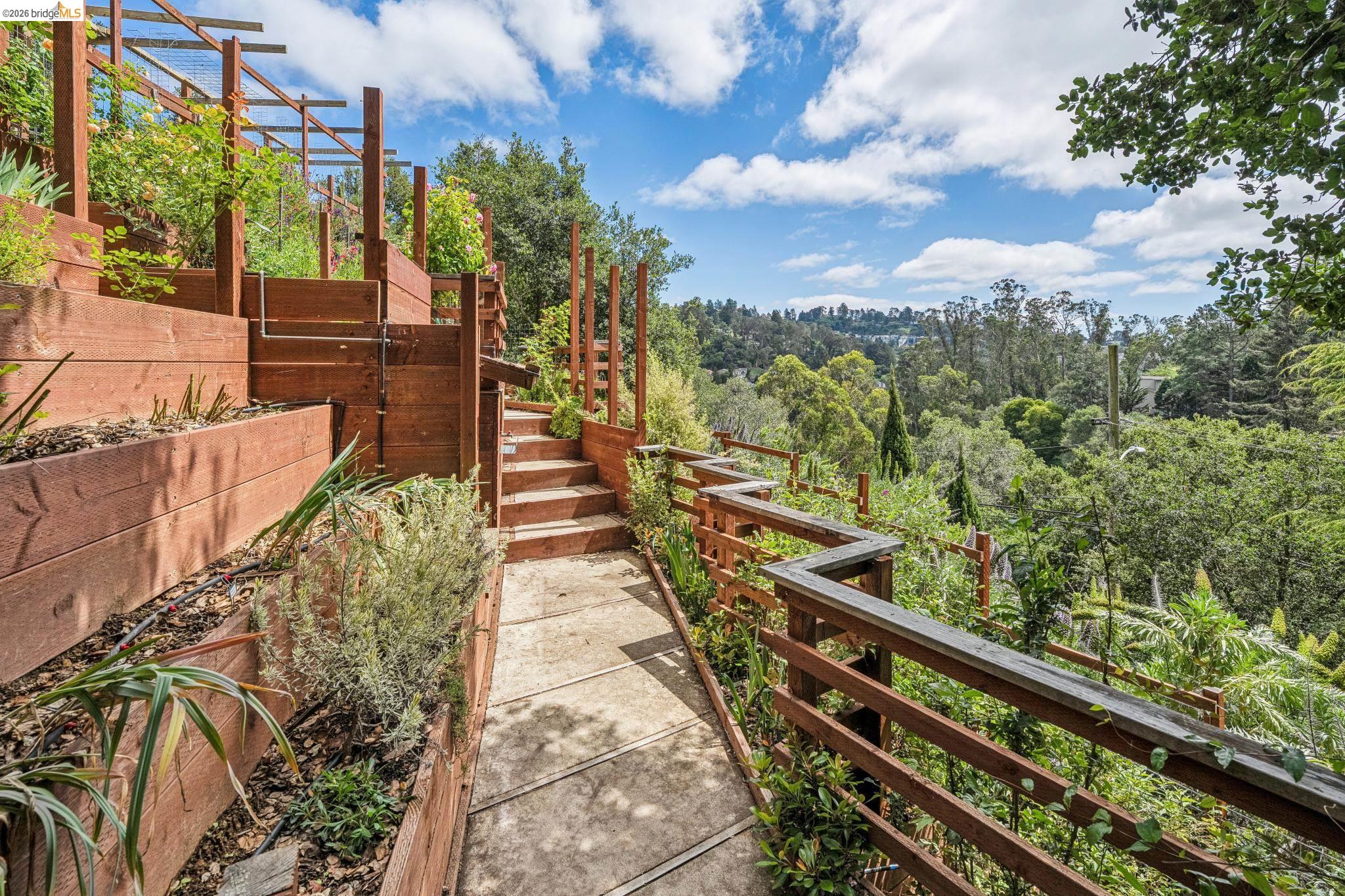 Detail Gallery Image 72 of 99 For 6383 Valley View Rd, Oakland,  CA 94611 - 4 Beds | 2/1 Baths