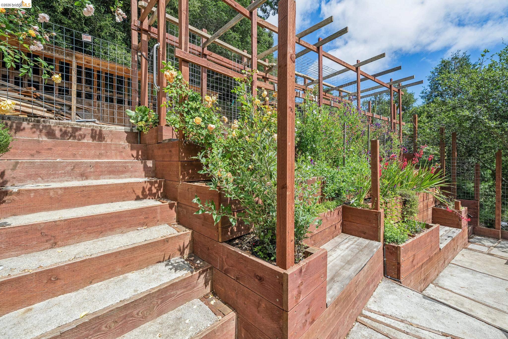 Detail Gallery Image 73 of 99 For 6383 Valley View Rd, Oakland,  CA 94611 - 4 Beds | 2/1 Baths