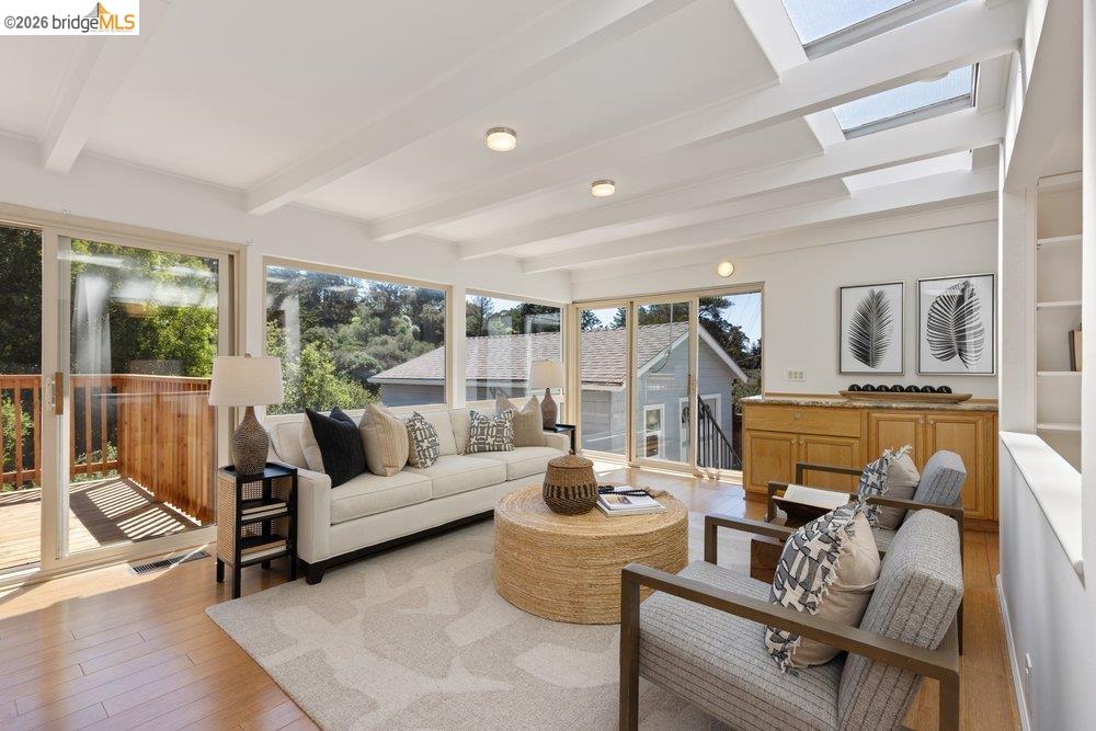 Detail Gallery Image 14 of 61 For 84 Templar Place, Oakland,  CA 94618 - 3 Beds | 2 Baths