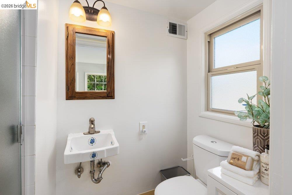 Detail Gallery Image 38 of 61 For 84 Templar Place, Oakland,  CA 94618 - 3 Beds | 2 Baths