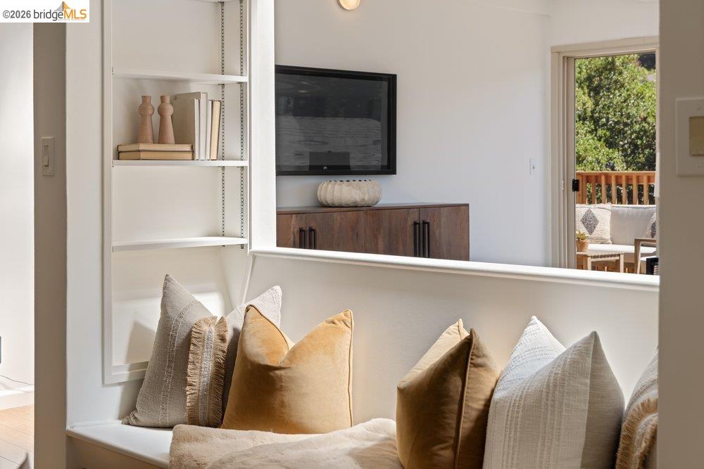 Detail Gallery Image 9 of 61 For 84 Templar Place, Oakland,  CA 94618 - 3 Beds | 2 Baths