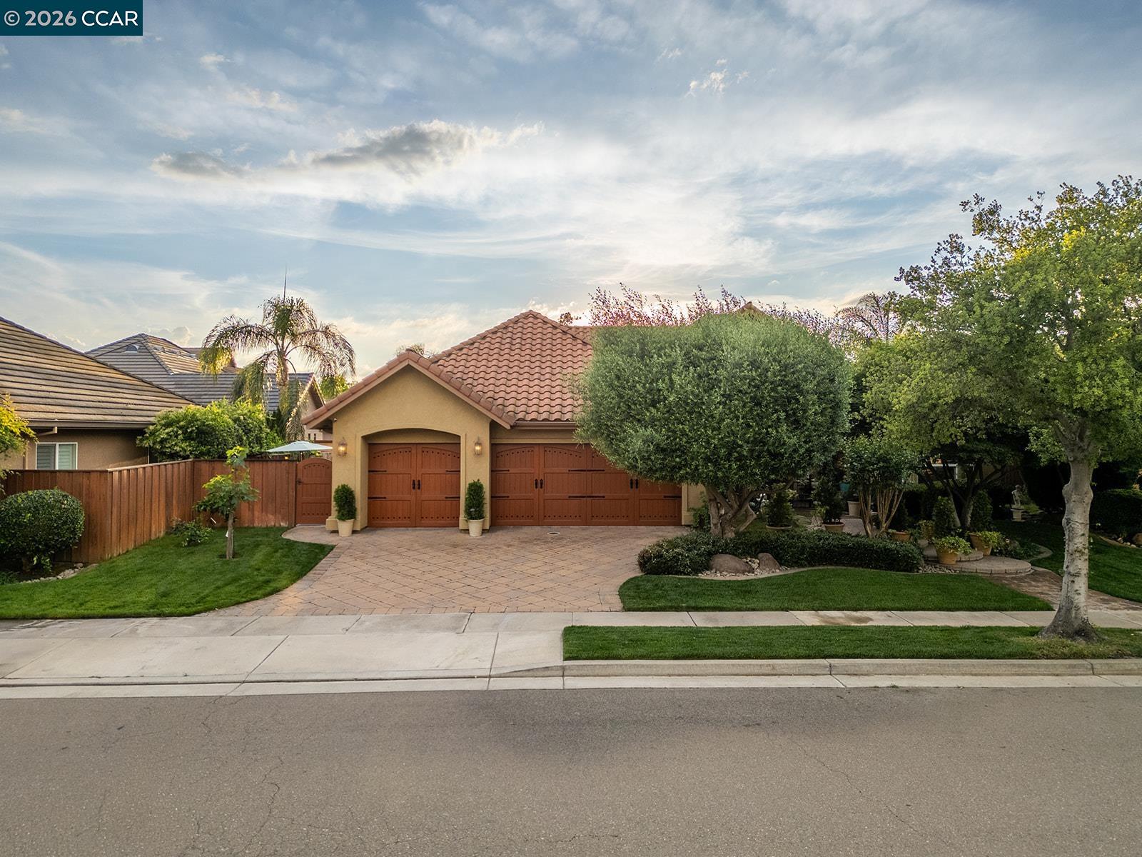 Detail Gallery Image 2 of 54 For 2531 Poppy Dr, Lodi,  CA 95242 - 3 Beds | 2/1 Baths