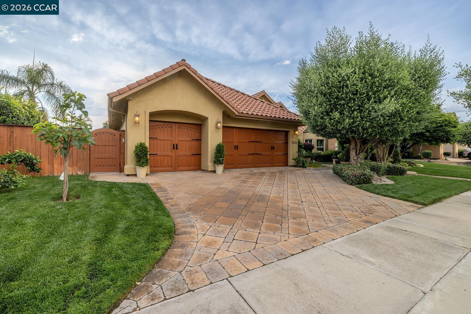 Detail Gallery Image 3 of 54 For 2531 Poppy Dr, Lodi,  CA 95242 - 3 Beds | 2/1 Baths