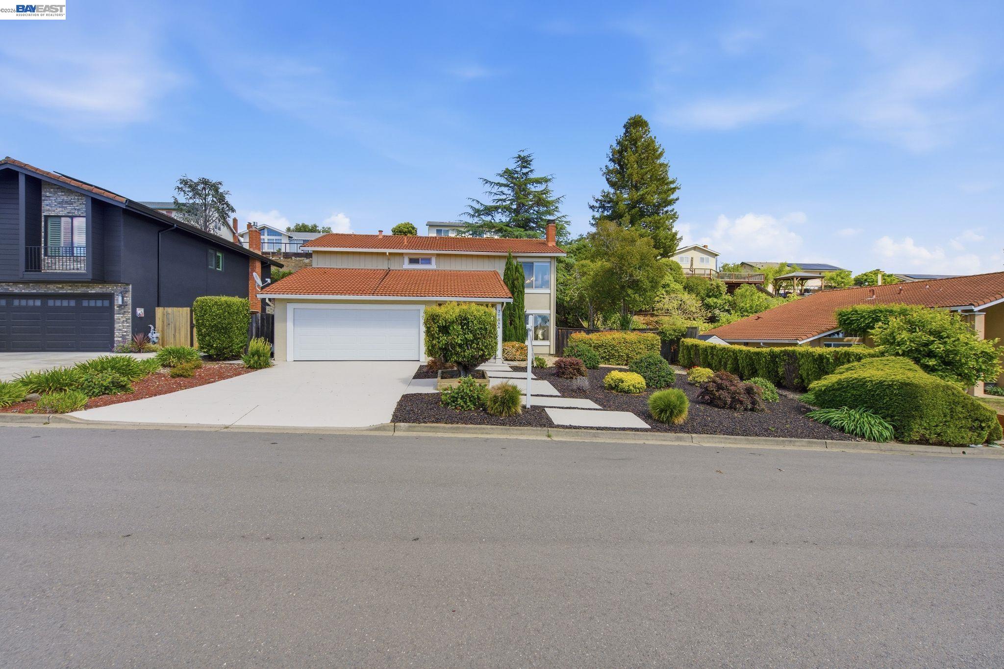 Detail Gallery Image 2 of 56 For 27966 El Portal Dr, Hayward,  CA 94542 - 4 Beds | 2/1 Baths