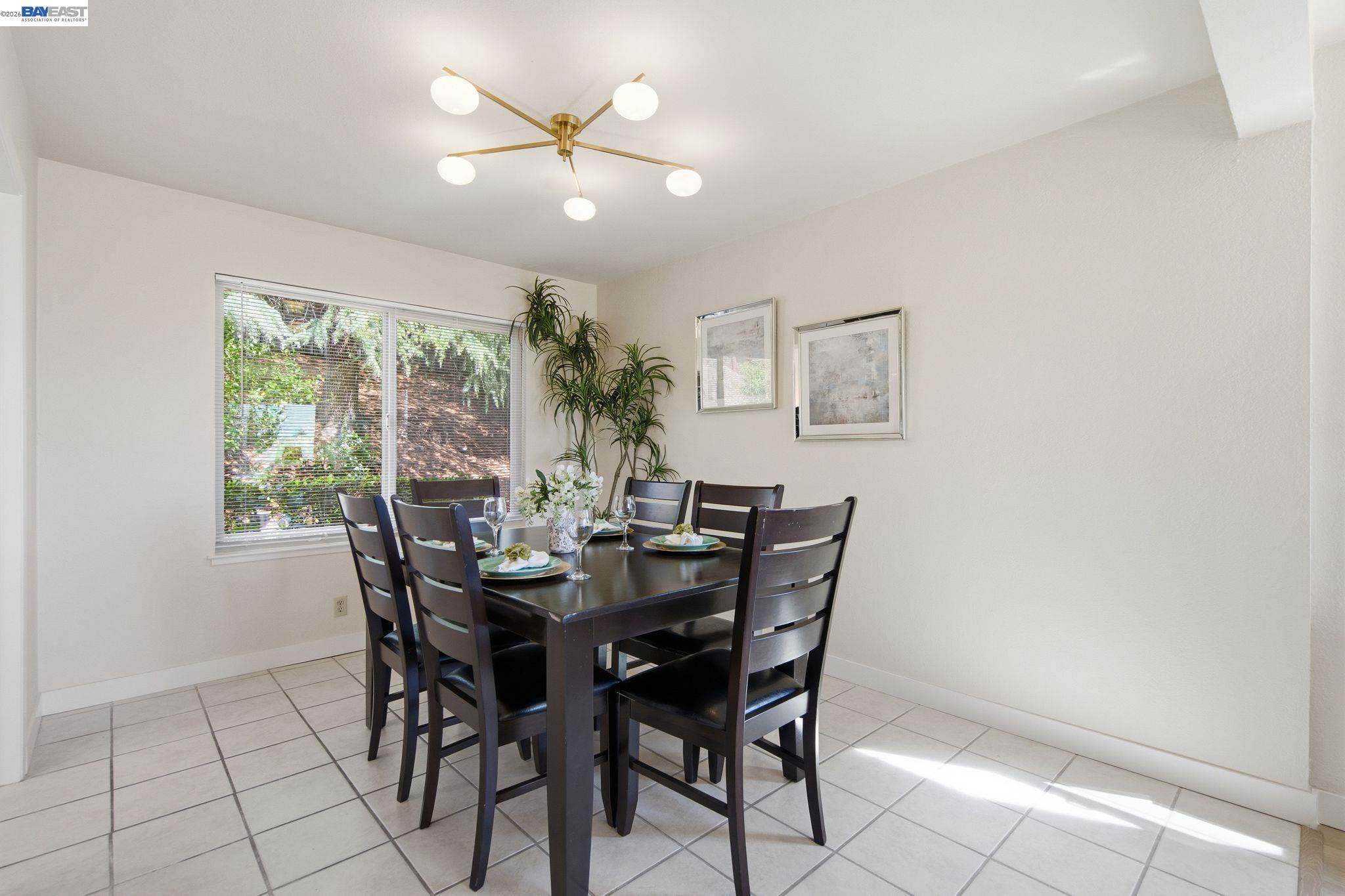 Detail Gallery Image 12 of 56 For 27966 El Portal Dr, Hayward,  CA 94542 - 4 Beds | 2/1 Baths