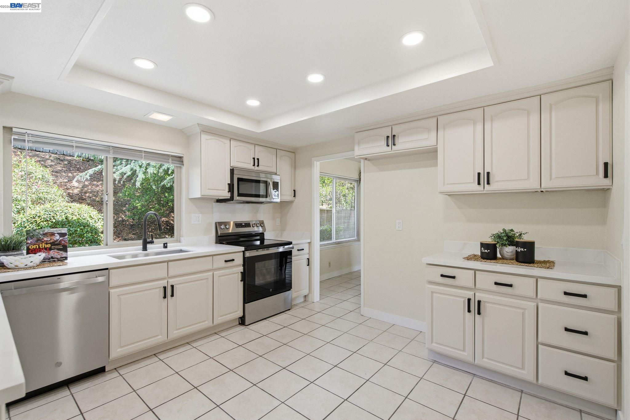 Detail Gallery Image 15 of 56 For 27966 El Portal Dr, Hayward,  CA 94542 - 4 Beds | 2/1 Baths