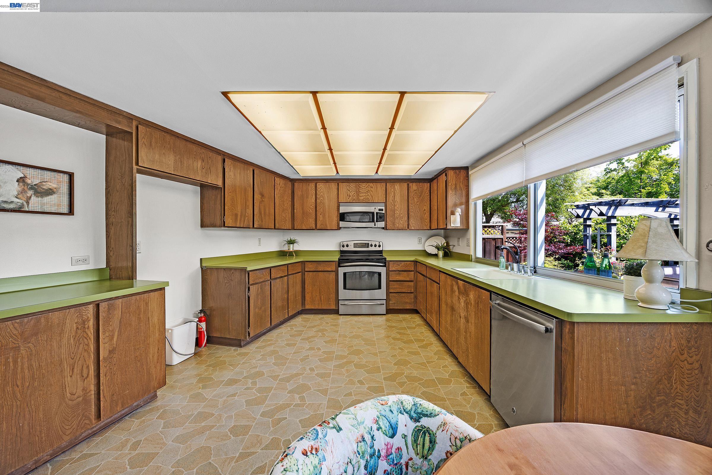 Detail Gallery Image 11 of 50 For 1926 Neptune Rd, Livermore,  CA 94550 - 5 Beds | 2 Baths