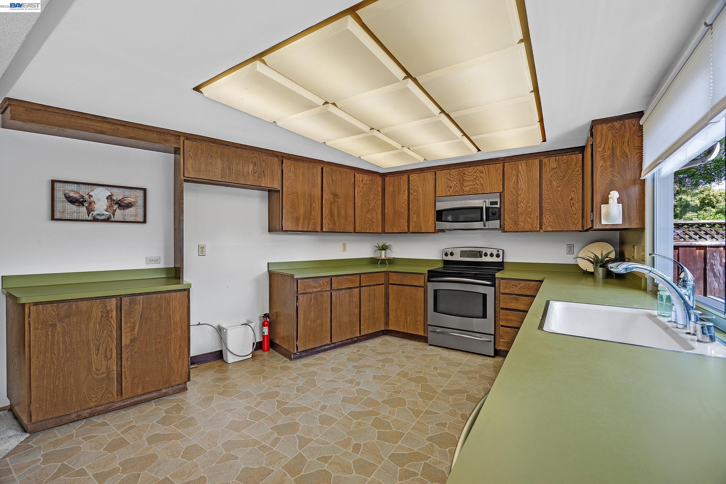 Detail Gallery Image 12 of 50 For 1926 Neptune Rd, Livermore,  CA 94550 - 5 Beds | 2 Baths