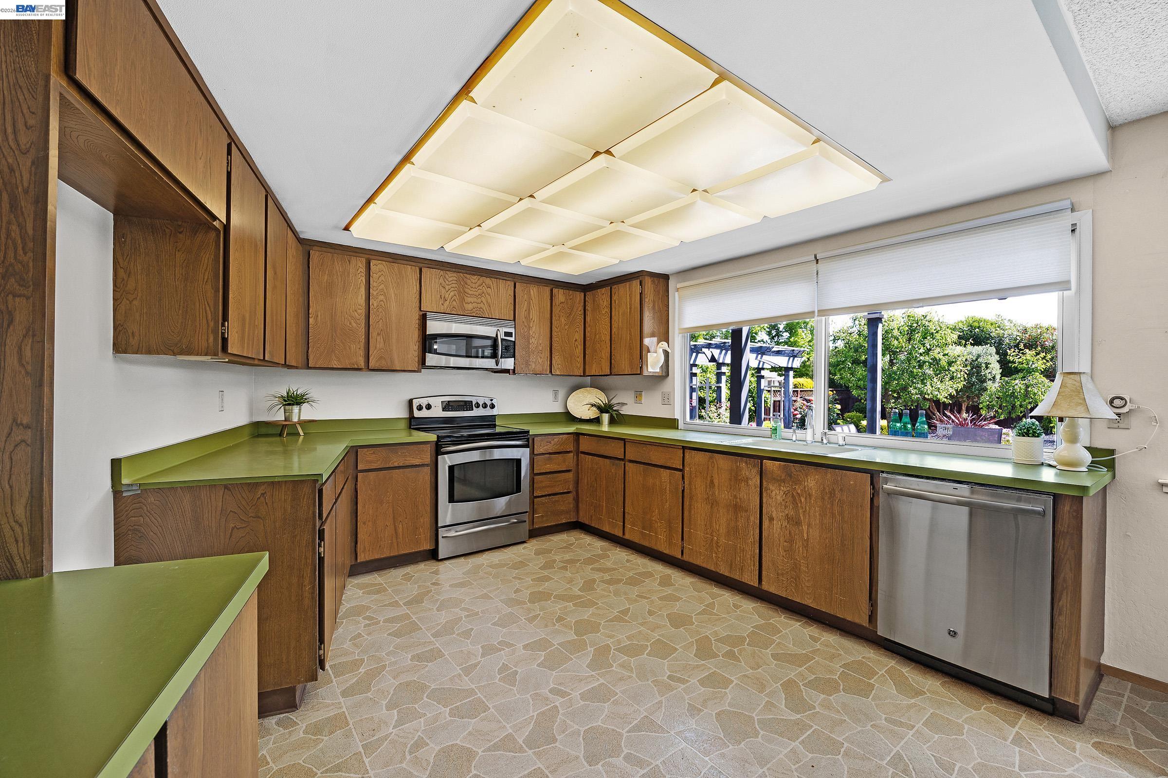 Detail Gallery Image 10 of 50 For 1926 Neptune Rd, Livermore,  CA 94550 - 5 Beds | 2 Baths