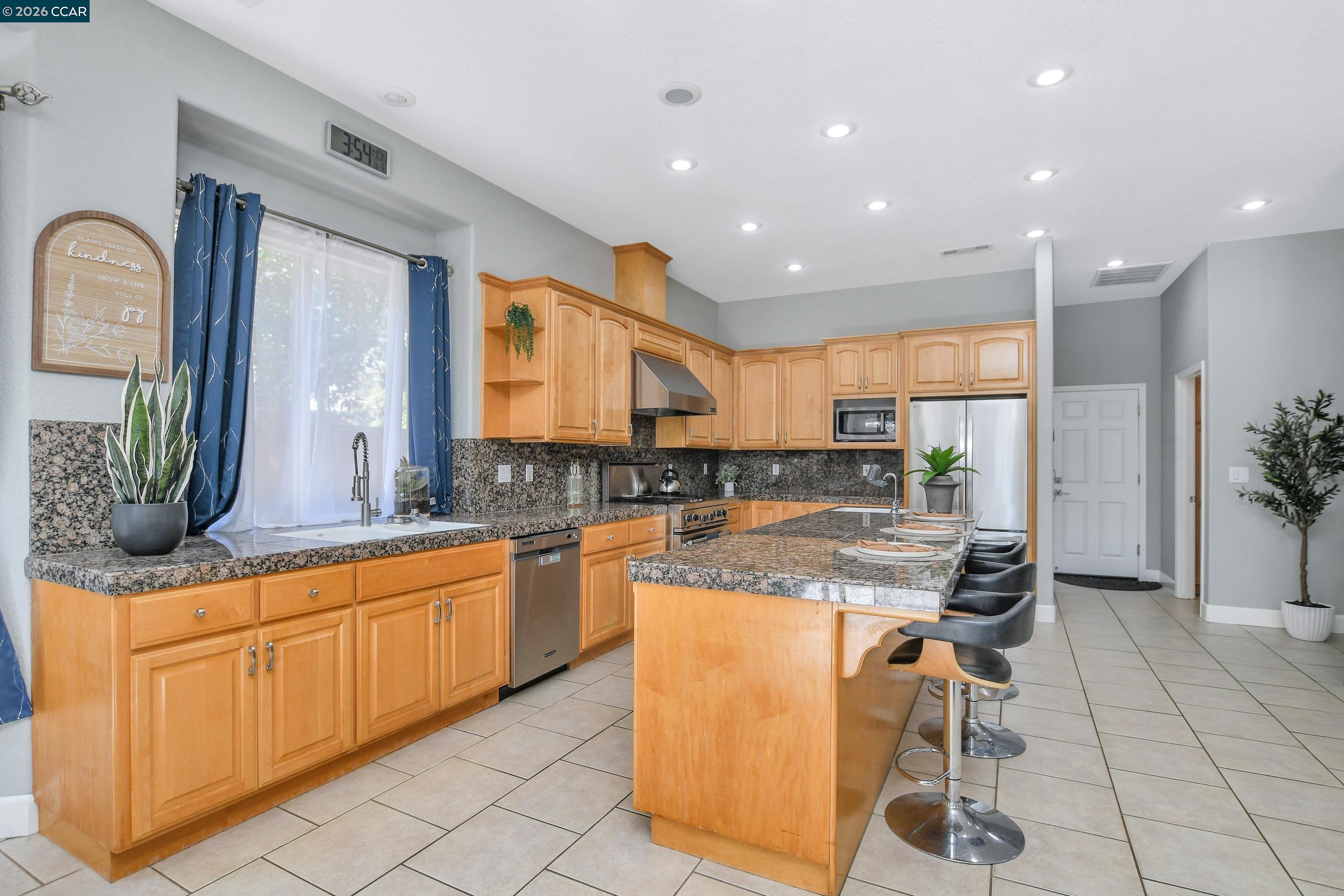 Detail Gallery Image 9 of 41 For 204 Chaps Ct, Oakley,  CA 94561 - 5 Beds | 3 Baths