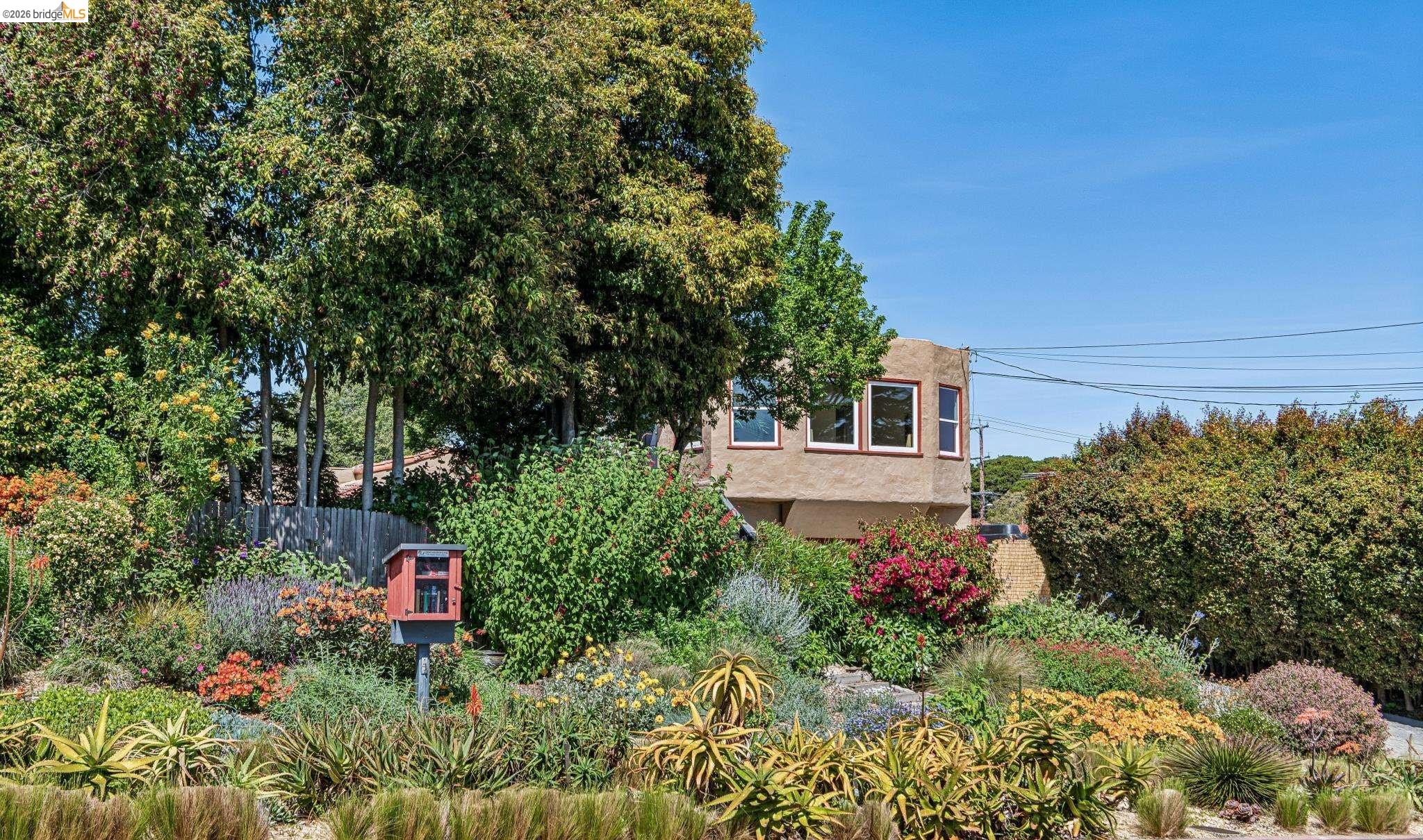 Detail Gallery Image 5 of 86 For 5705 Panama Ave, Richmond,  CA 94804 - 3 Beds | 2/1 Baths