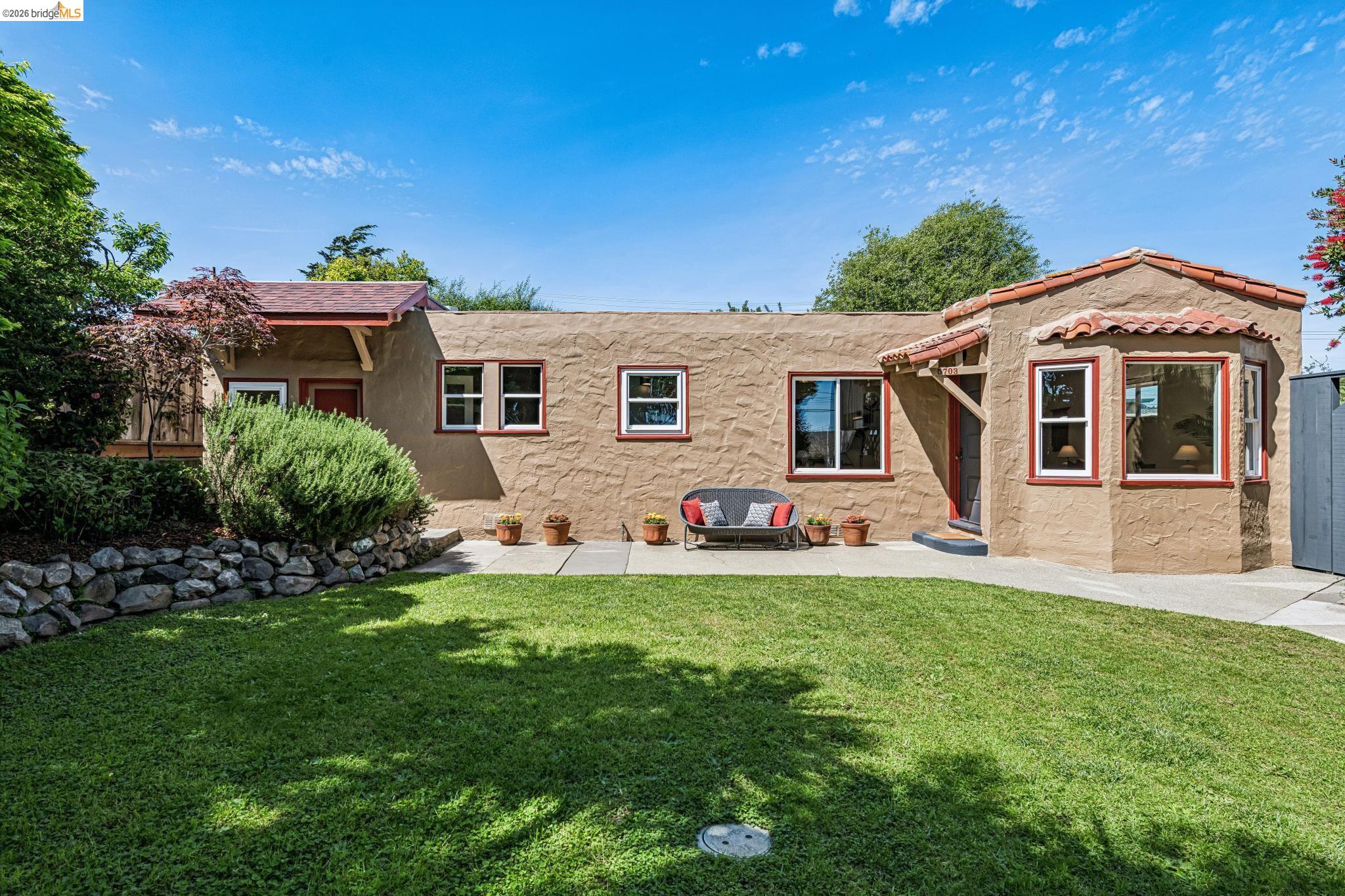 Detail Gallery Image 8 of 86 For 5705 Panama Ave, Richmond,  CA 94804 - 3 Beds | 2/1 Baths