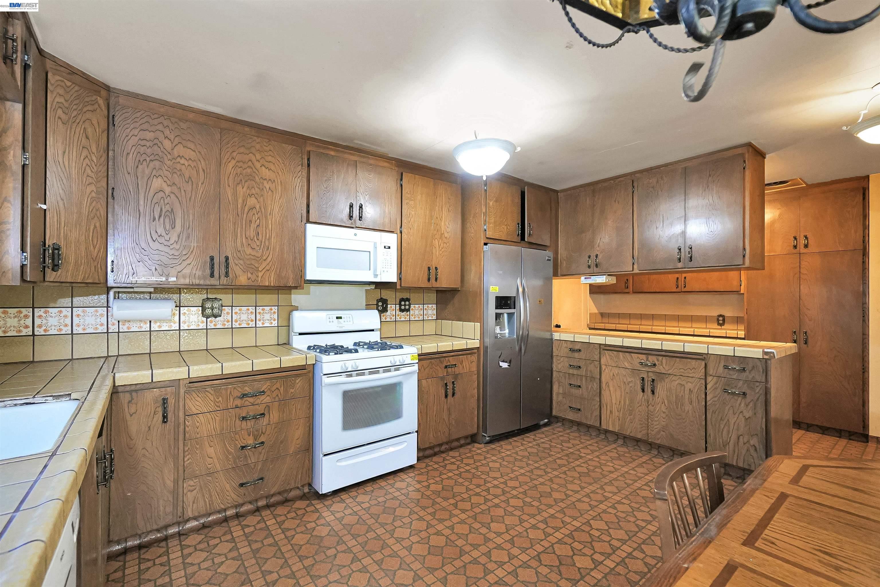 Detail Gallery Image 7 of 60 For 26462 Stanwood Ave, Hayward,  CA 94544 - 4 Beds | 2 Baths