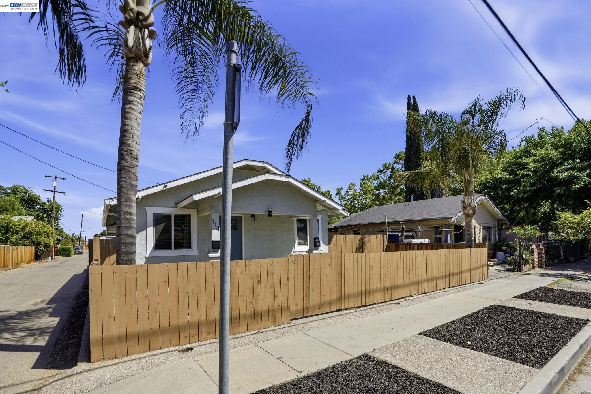 Detail Gallery Image 2 of 42 For 114 C St, Tracy,  CA 95376 - 3 Beds | 1/1 Baths