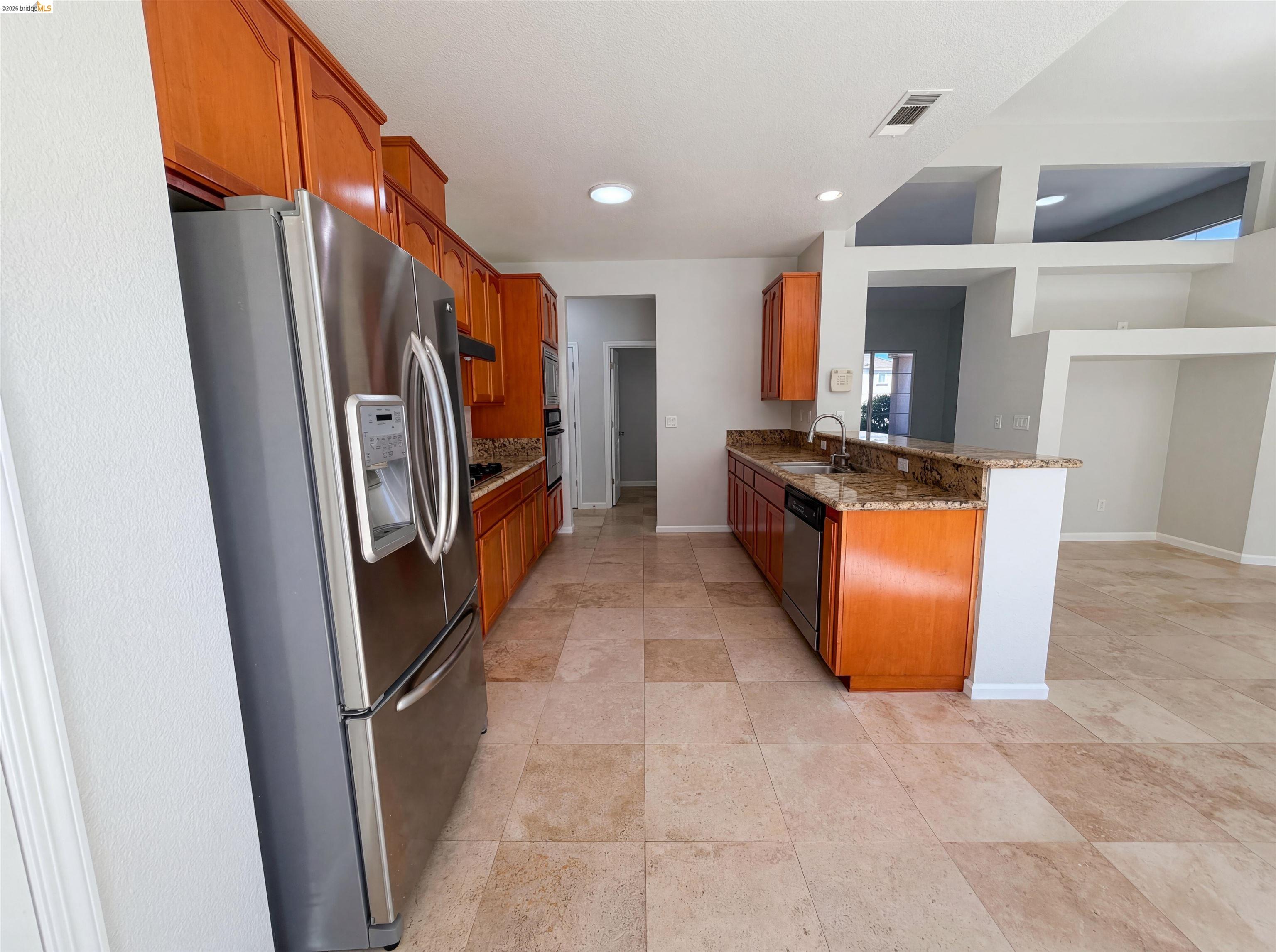 Detail Gallery Image 2 of 46 For 1257 Brooktrail Dr, Pittsburg,  CA 94565 - 5 Beds | 2/1 Baths