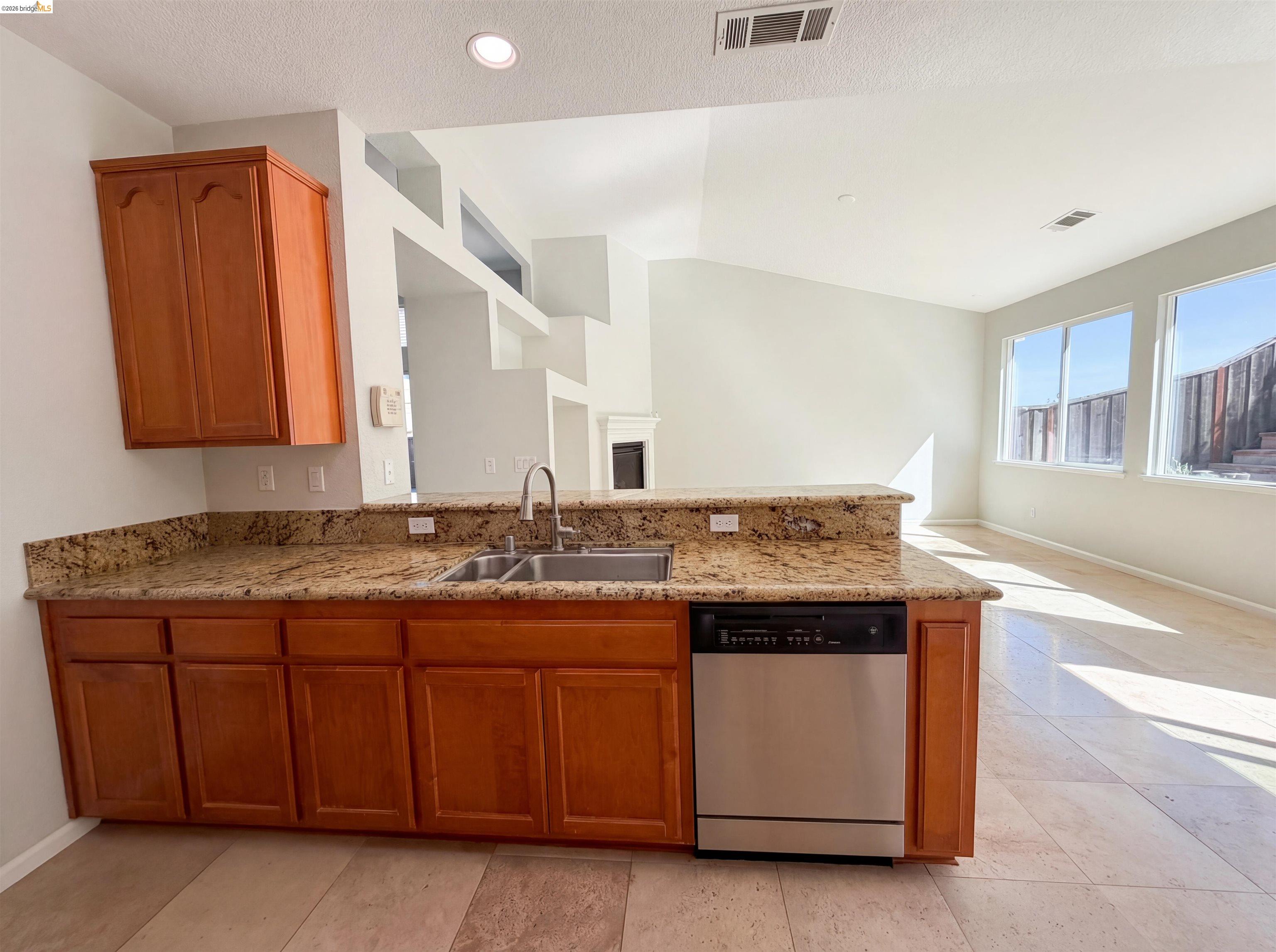 Detail Gallery Image 17 of 46 For 1257 Brooktrail Dr, Pittsburg,  CA 94565 - 5 Beds | 2/1 Baths