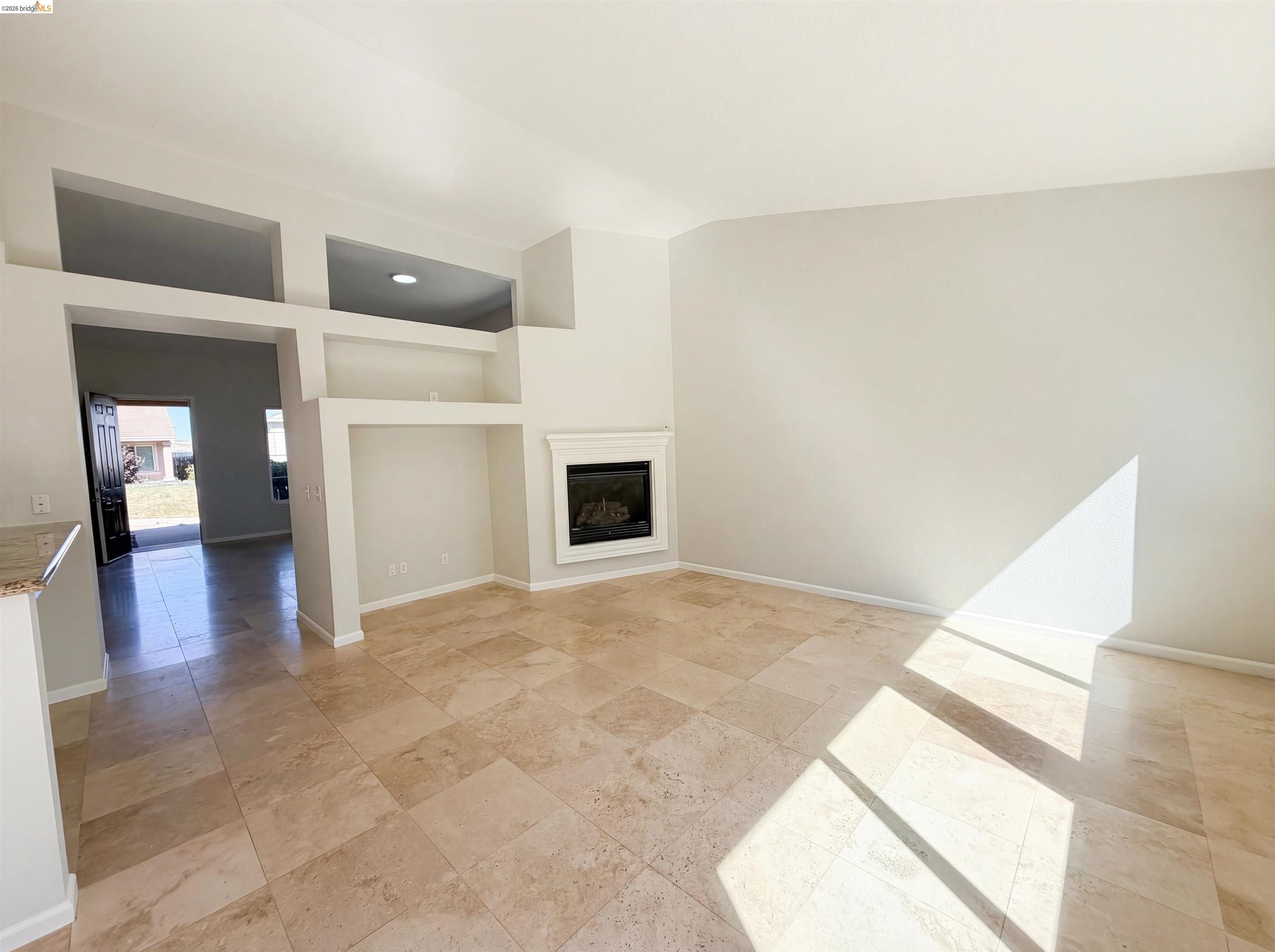 Detail Gallery Image 3 of 46 For 1257 Brooktrail Dr, Pittsburg,  CA 94565 - 5 Beds | 2/1 Baths