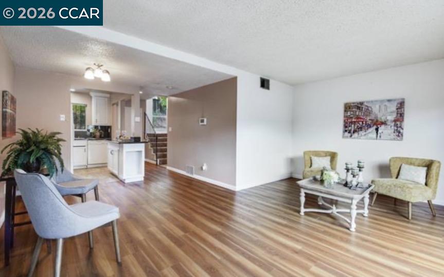 Photo #3: 41131077 Listing: Photo #3