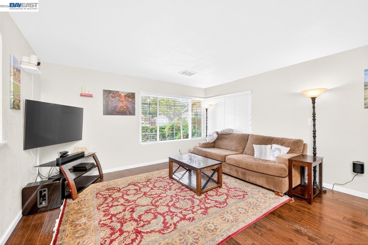 Detail Gallery Image 4 of 40 For 5549 Bridgeport Cir., Livermore,  CA 94551 - 4 Beds | 2 Baths