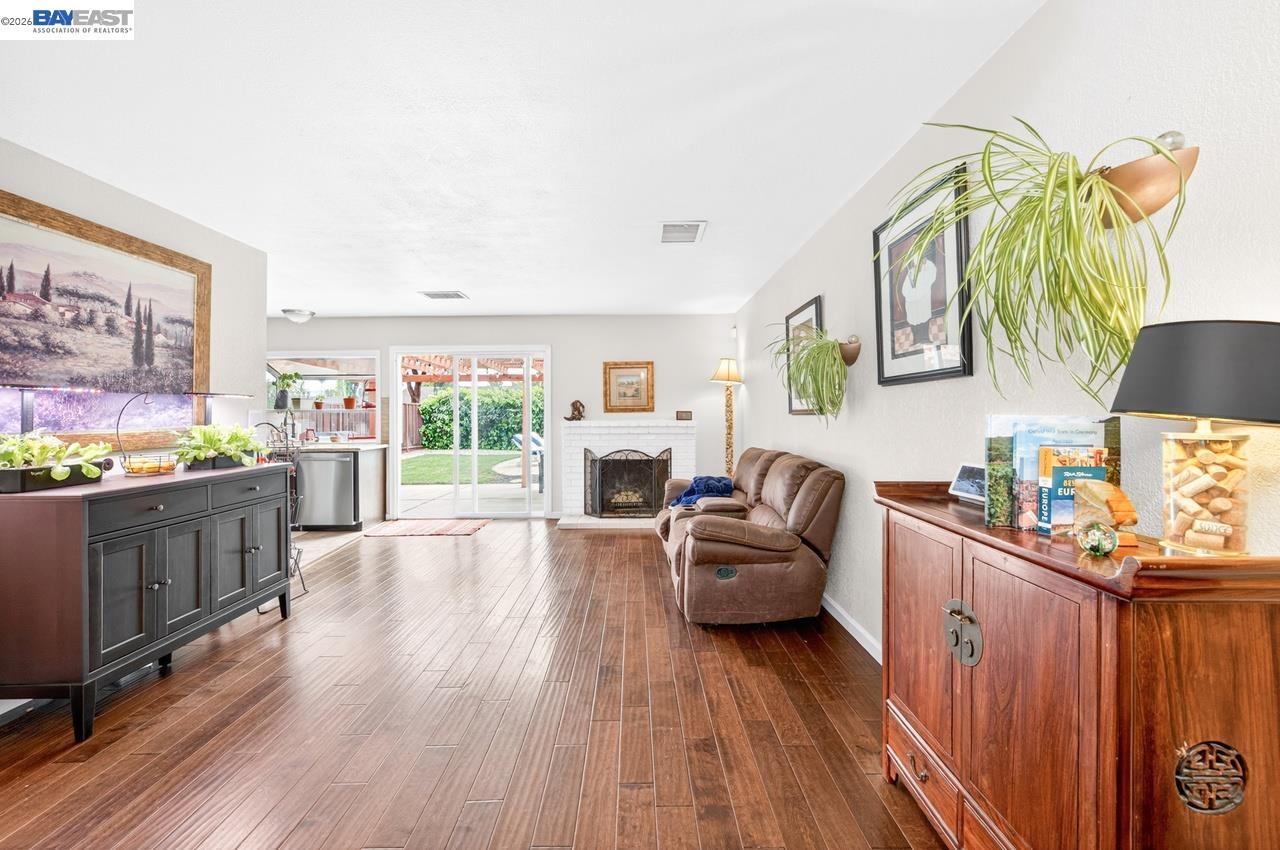 Detail Gallery Image 8 of 40 For 5549 Bridgeport Cir., Livermore,  CA 94551 - 4 Beds | 2 Baths