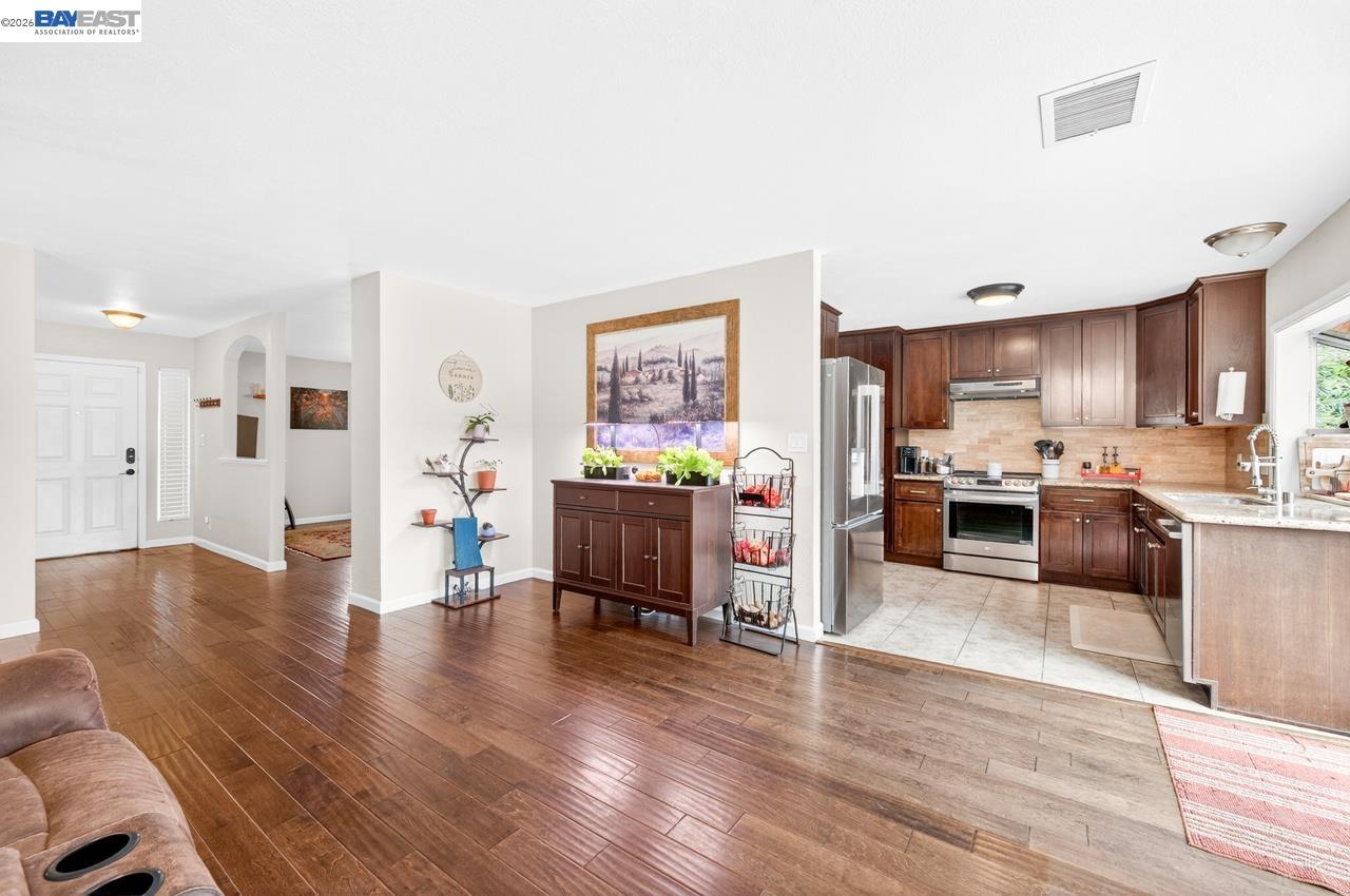 Detail Gallery Image 10 of 40 For 5549 Bridgeport Cir., Livermore,  CA 94551 - 4 Beds | 2 Baths