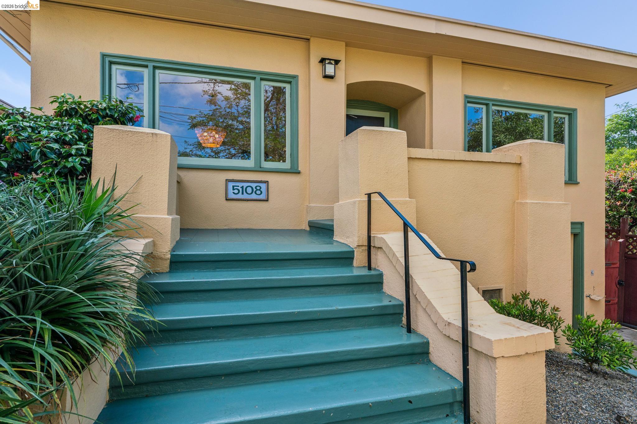 Detail Gallery Image 2 of 49 For 5108 Coronado Ave, Oakland,  CA 94618 - 4 Beds | 2 Baths