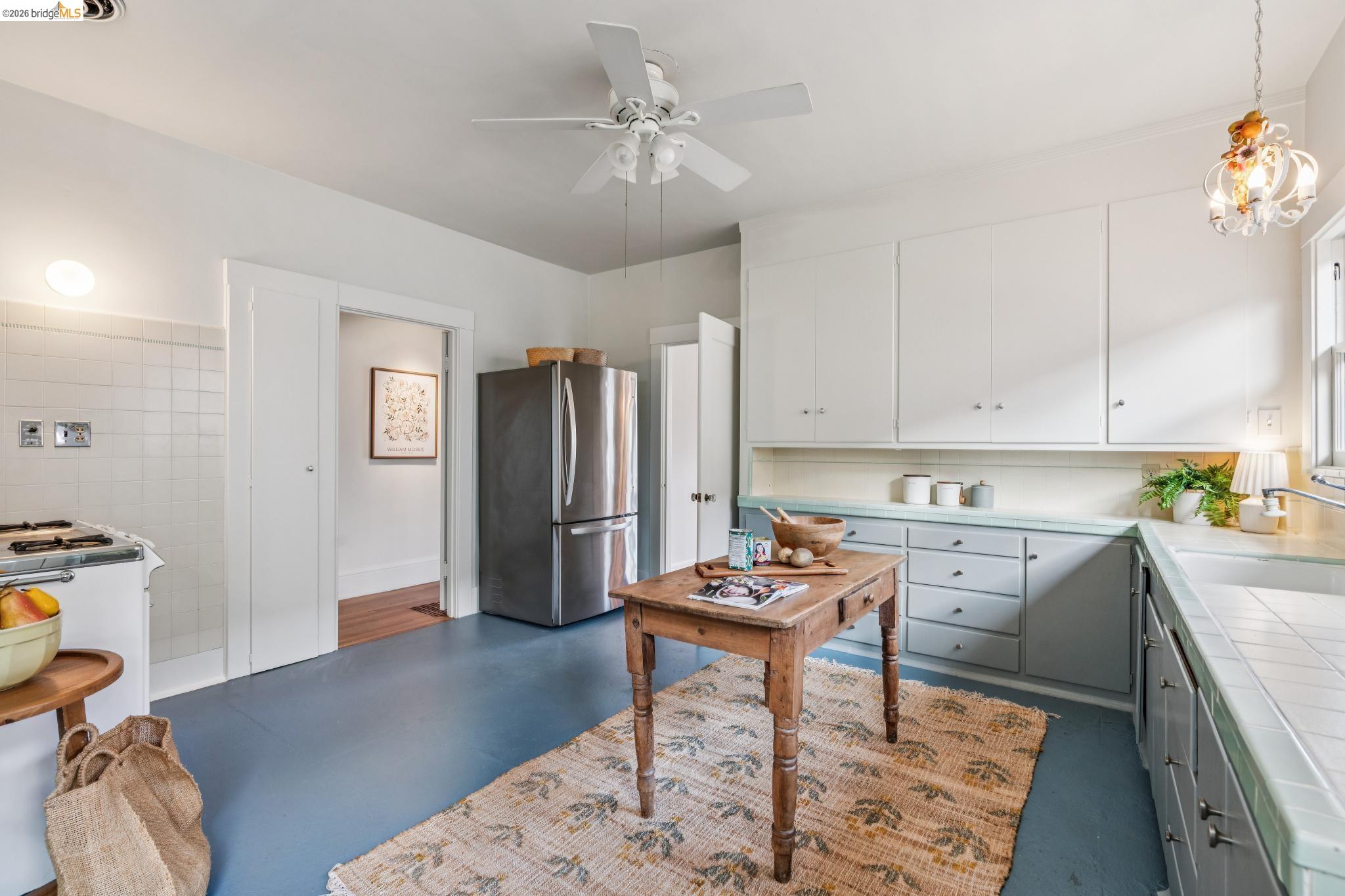 Detail Gallery Image 14 of 49 For 5108 Coronado Ave, Oakland,  CA 94618 - 4 Beds | 2 Baths